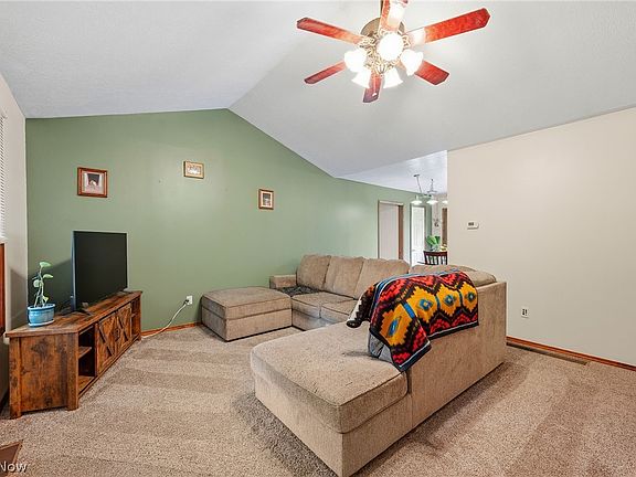 4th image of 216 Pleasant St