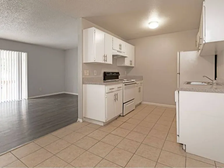 Crown Pointe Apartments — Photo 39