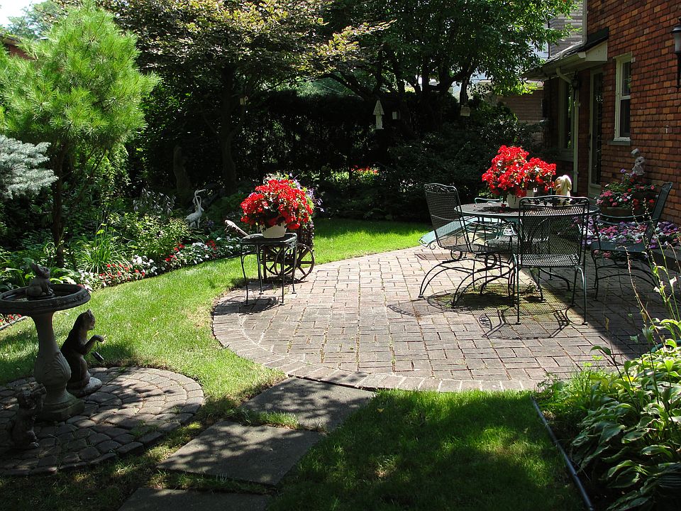 2nd image of 410 Saddle Ln