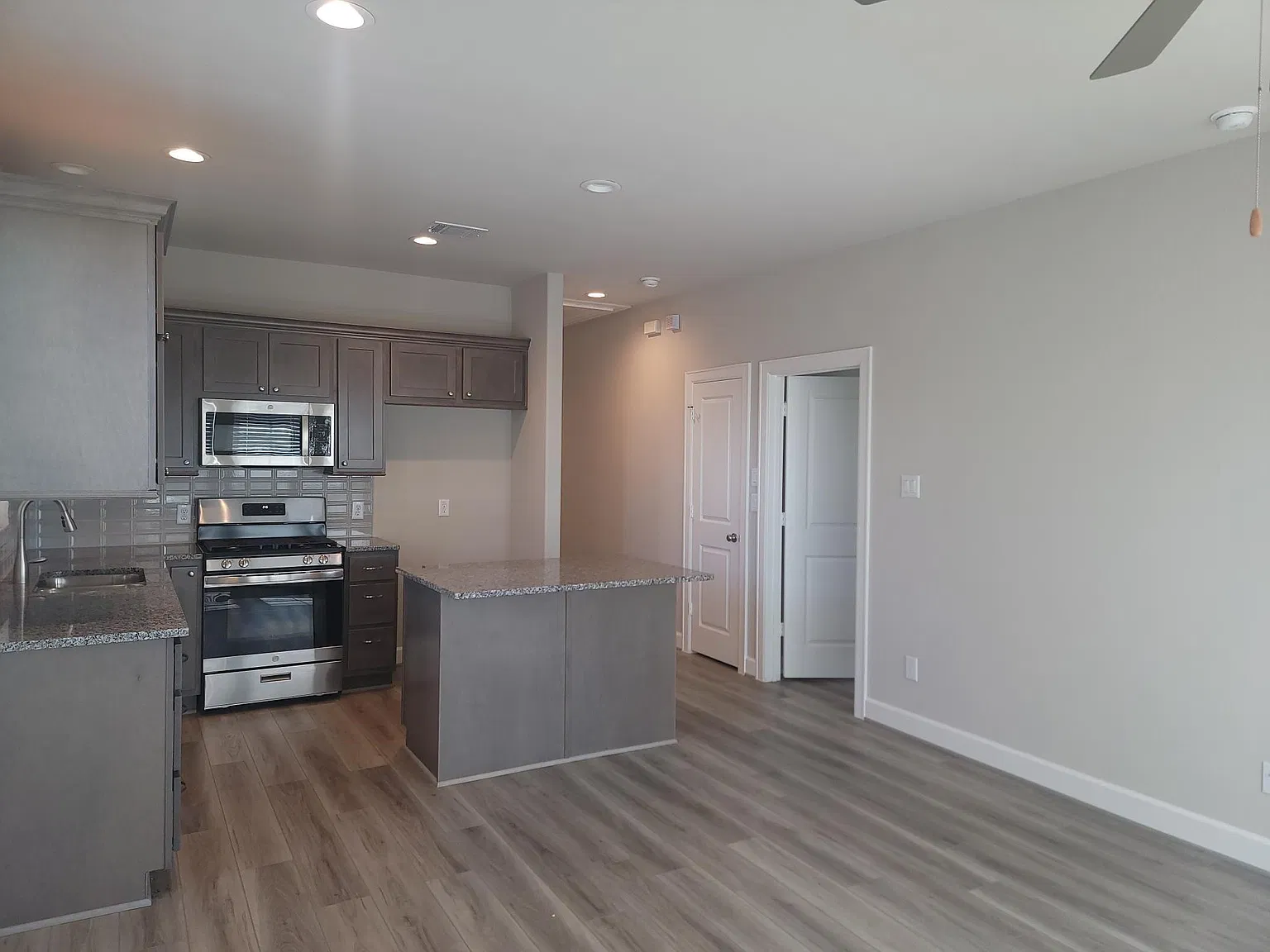 3 bed, 2.0 bath, 1287 sqft, $1,600 — Photo 3