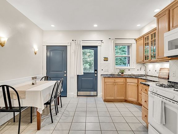 3rd image of 124 Chestnut St #1
