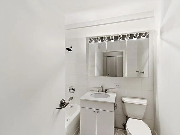 5th image of 99 John St APT 1025