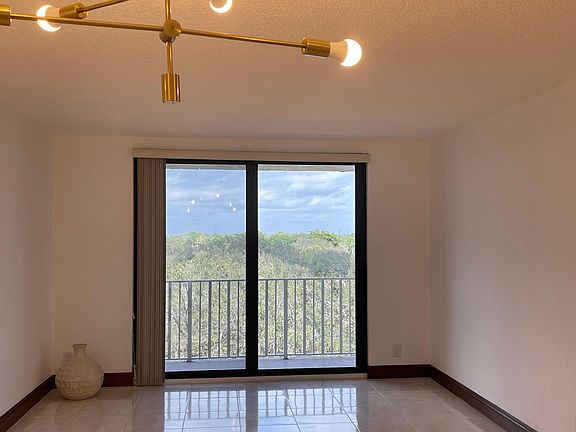 3rd image of 901 Hillcrest Dr APT 505