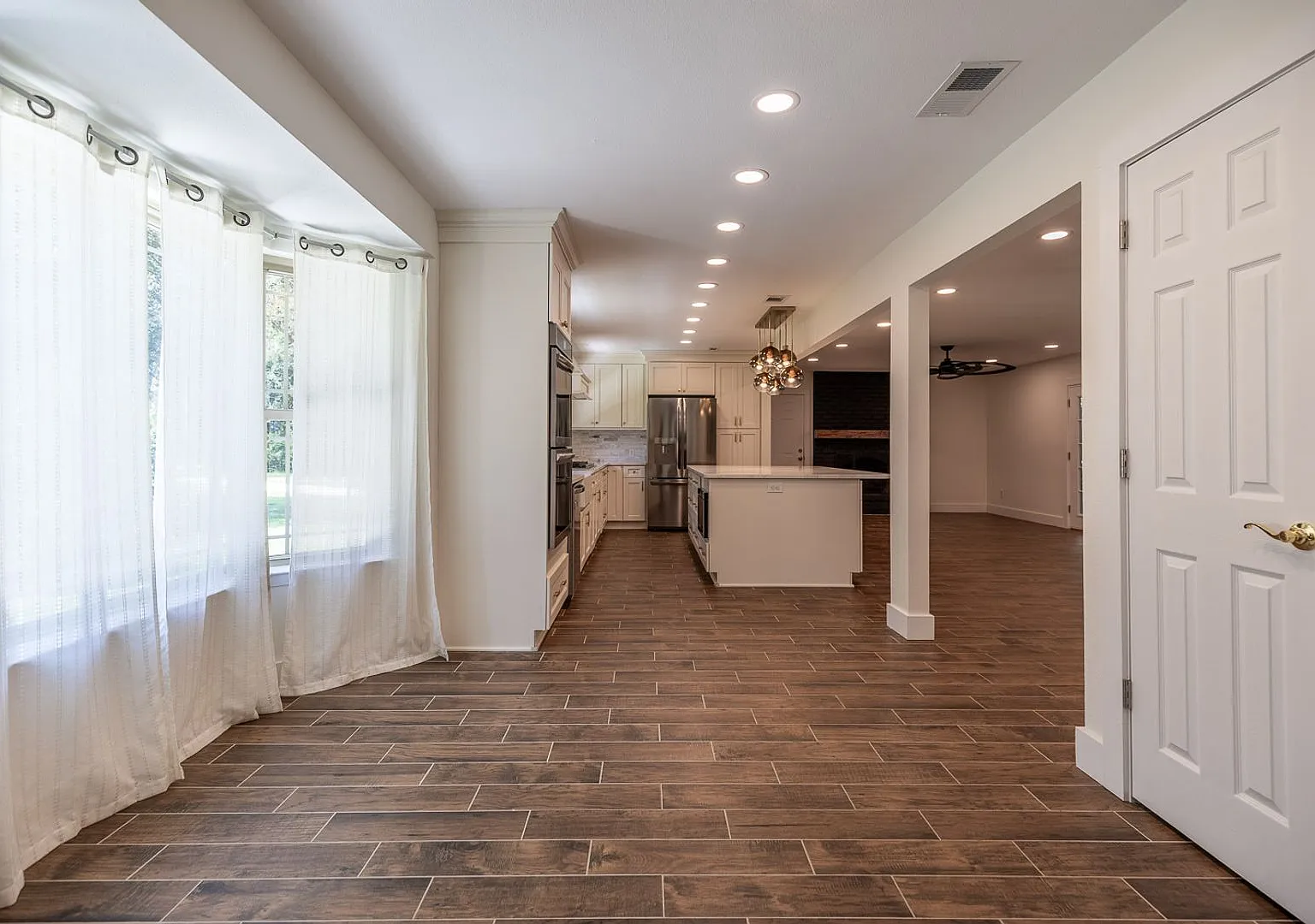 Spacious 3-Bedroom Fairhope Home with Pool, Screened Porch & Remodeled Kitchen — Photo 4