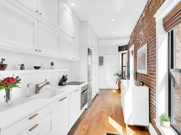 249 E 7th St APT 18, New York, NY 10009