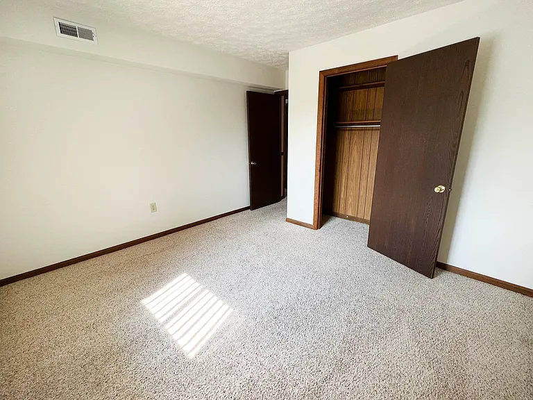 Crestbrook Apartments & Townhomes — Photo 34