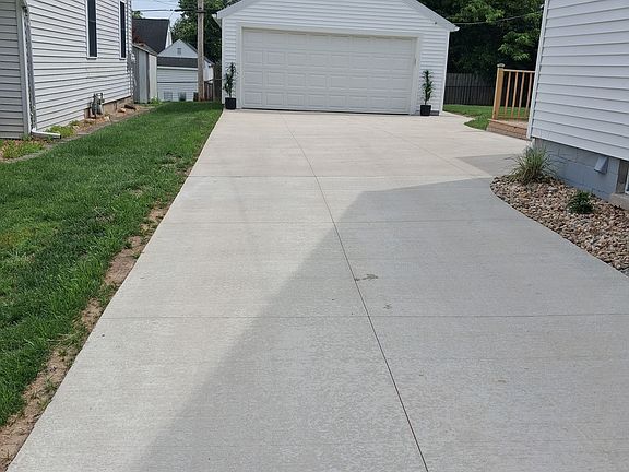 5th image of 2046 W Hudson St