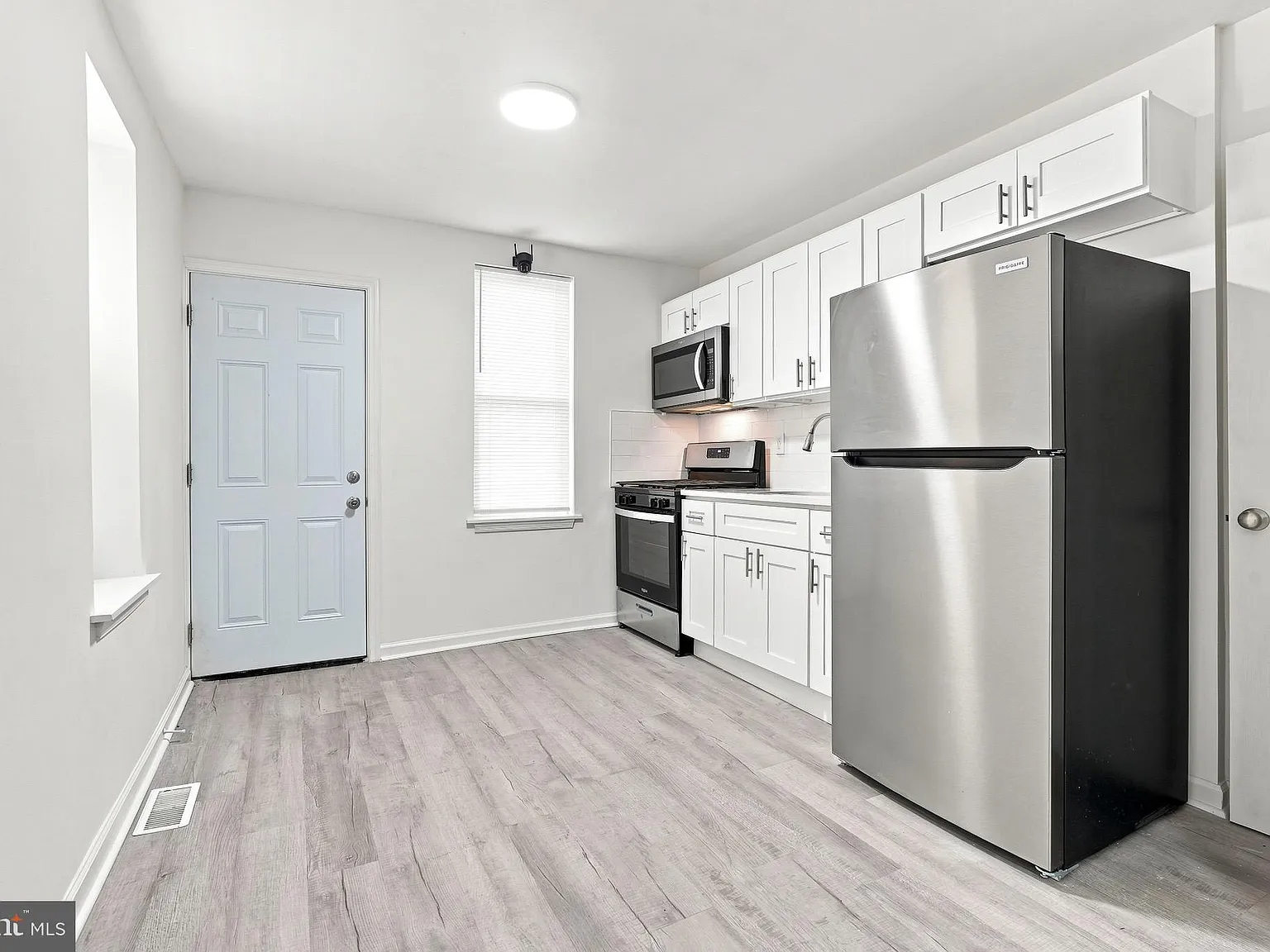 3 bed, 1.0 bath, 1282 sqft, $2,000 — Photo 4