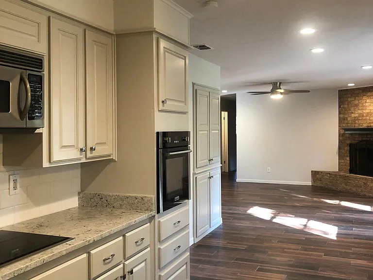 1310 N Charlotte Ave — Photo 2