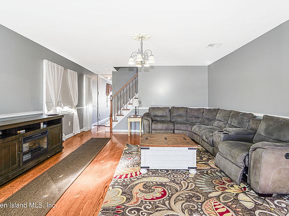 3rd image of 165 Sommer Ave