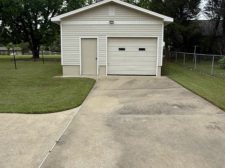 2276 Burns St — Photo 9