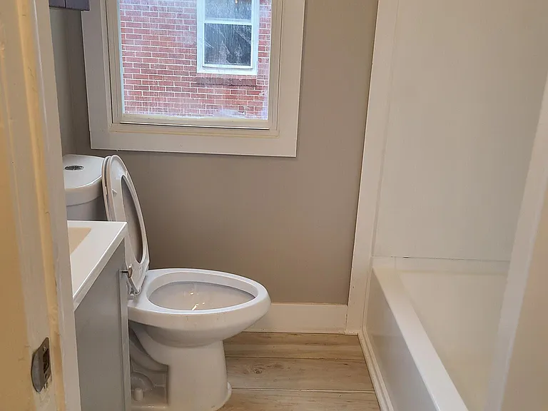 2126 Ackley Ave — Photo 5