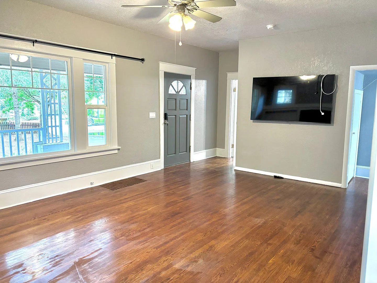 Spacious Pleasant Valley Home with Fenced Back Yard, Detached Garage, Large Basement, W/S/G inclu... — Photo 4
