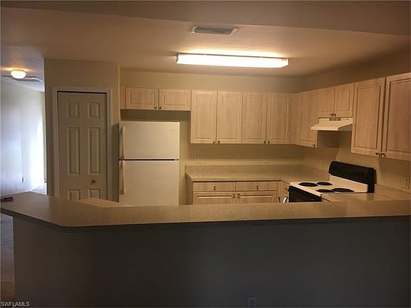 3rd image of 916 Ainsworth St W