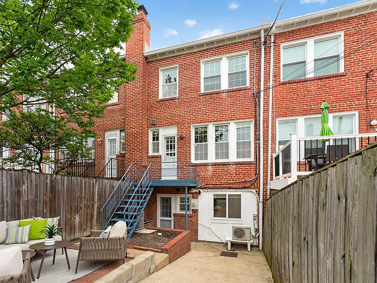 2226 39th Pl NW — Photo 30