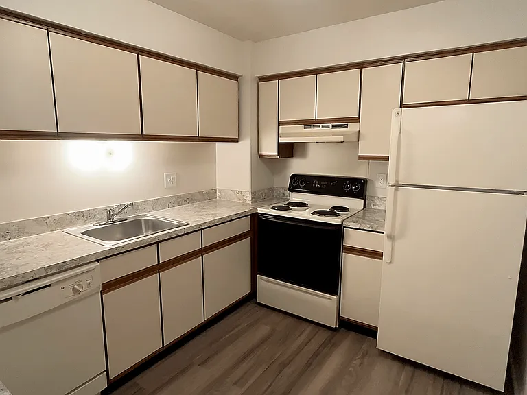 Lakeside Village Apartments — Photo 110