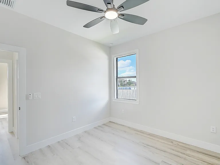 1019 Cedartree Ave — Photo 17
