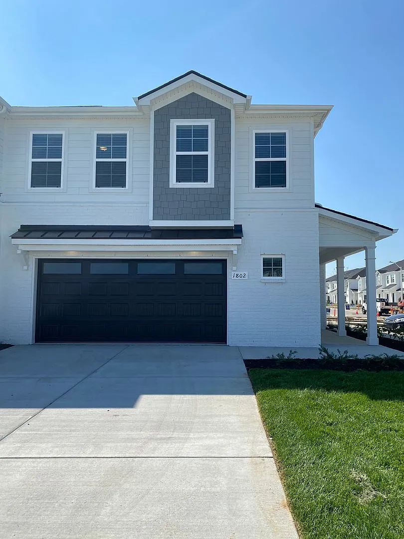 Like New Luxury Townhome! 3 BR, 2.5 BA, 2 Car Garage, Pool, Dog Park, and More! — Photo 1