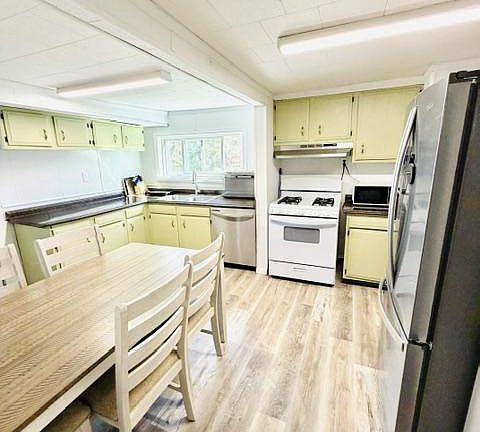 4th image of 826 Miriam St