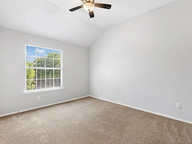 1121 London Dr — Photo 36