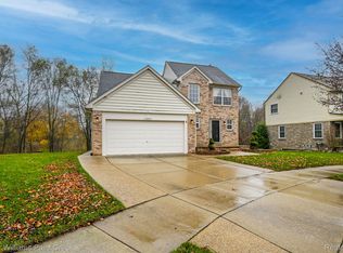 11852 Creekview Dr, Sterling Heights, MI 48312