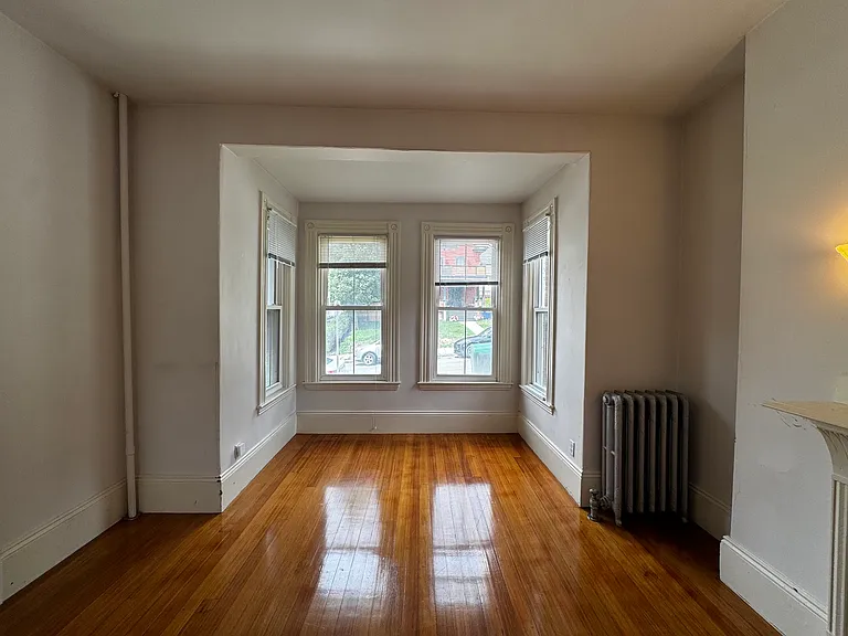 Laurel St — Photo 11