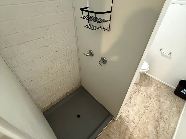 shower area NO bathtub