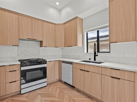 5th image of 10006 Odessa Ave