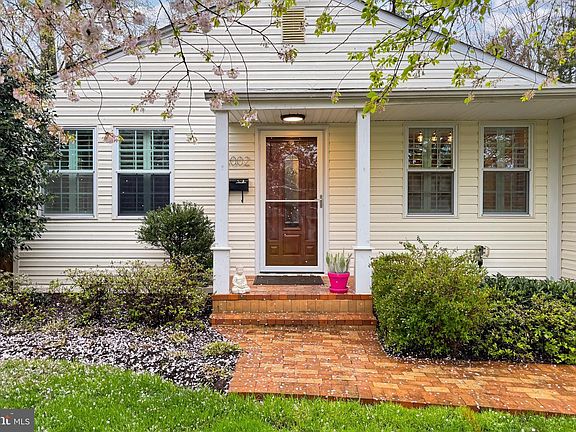 3rd image of 3002 Rosemary Ln