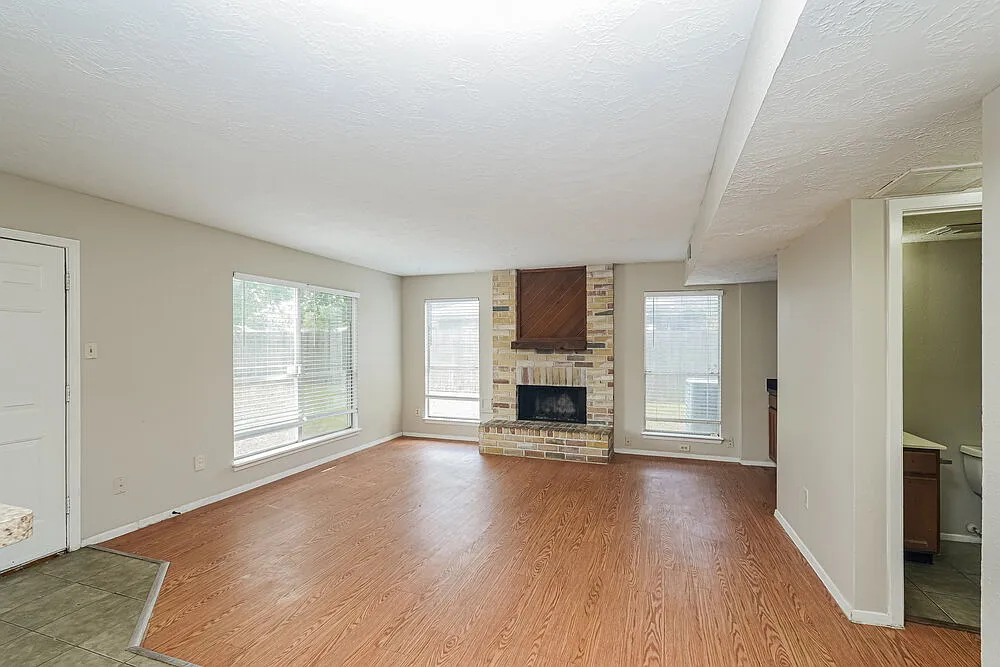 3 bed, 2.5 bath, 2065 sqft, $1,965 — Photo 4