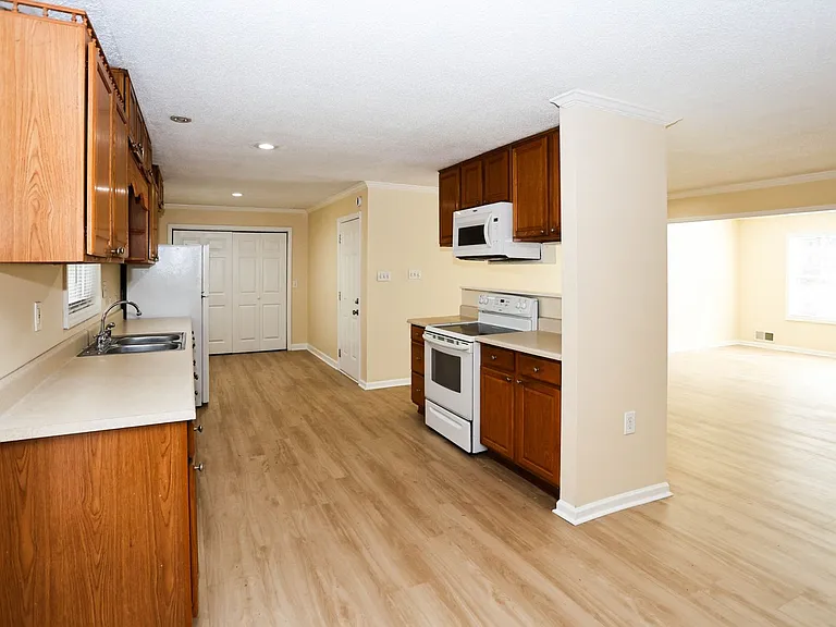 3165 Laura Ln — Photo 8