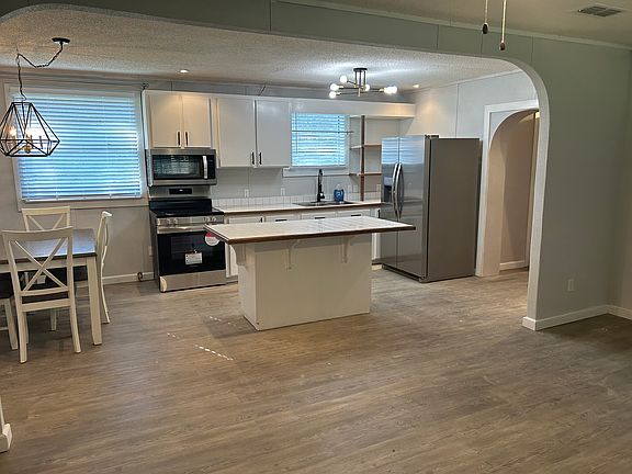 Open living plan; combines livingroom and eat-in kitchen