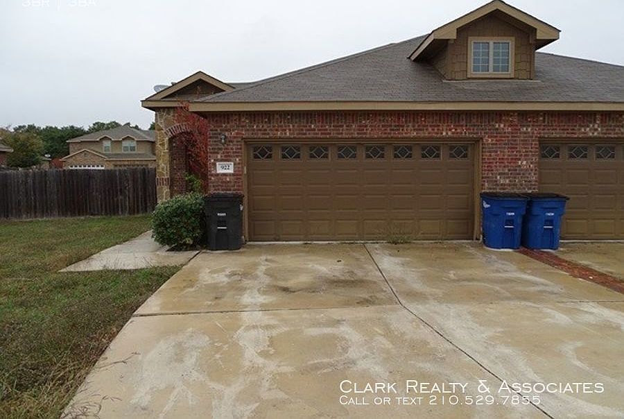 1st image of 922 Brown Rock Dr