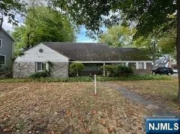 492 Queen Anne Rd, Teaneck, NJ 07666