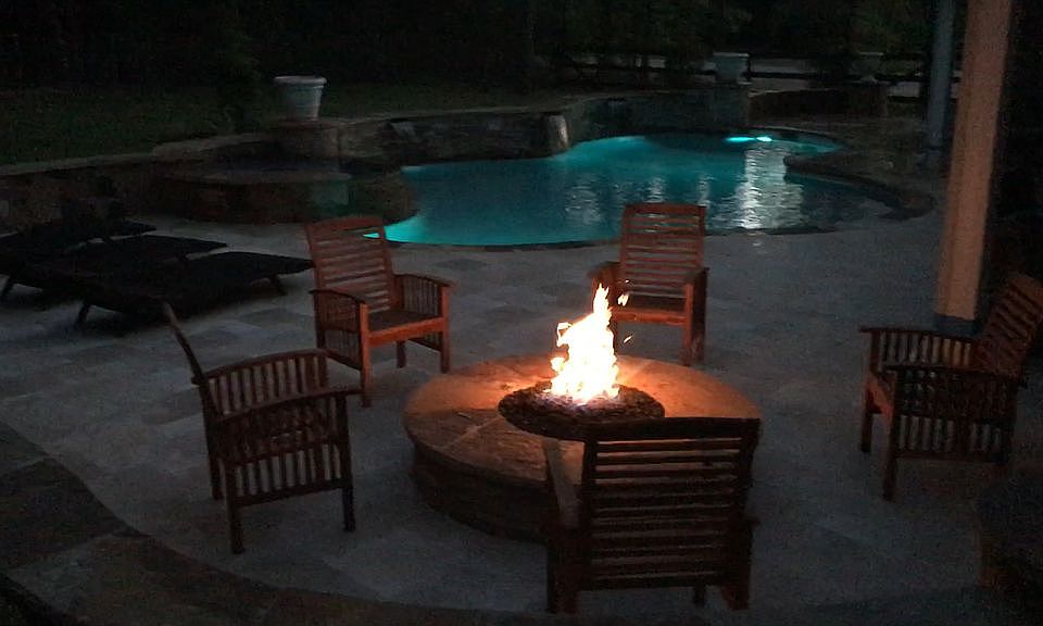 Gas fire pit