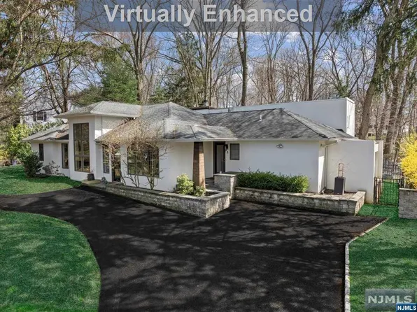 954 Pines Ter, Franklin Lakes, NJ 07417