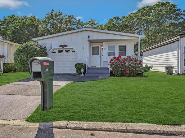 161 Village Circle W #161, Manorville, NY 11949