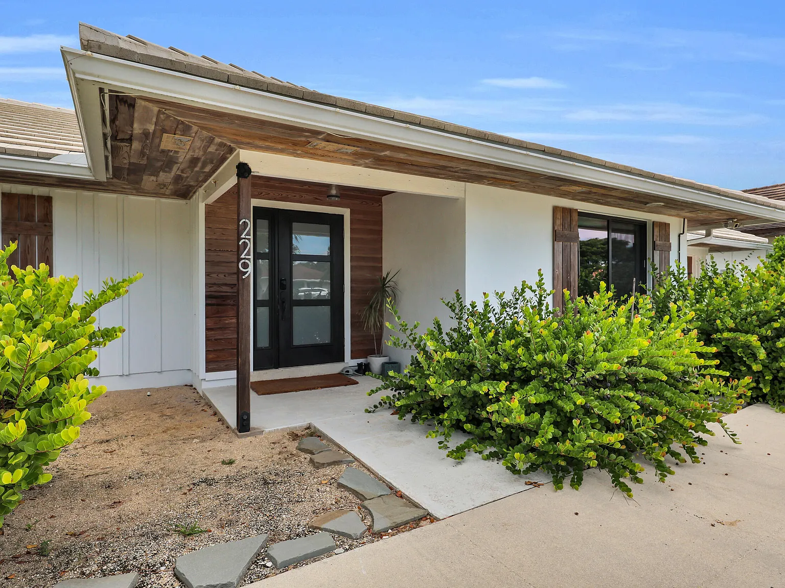3 bed, 2.0 bath, 1376 sqft, $6,000 — Photo 3