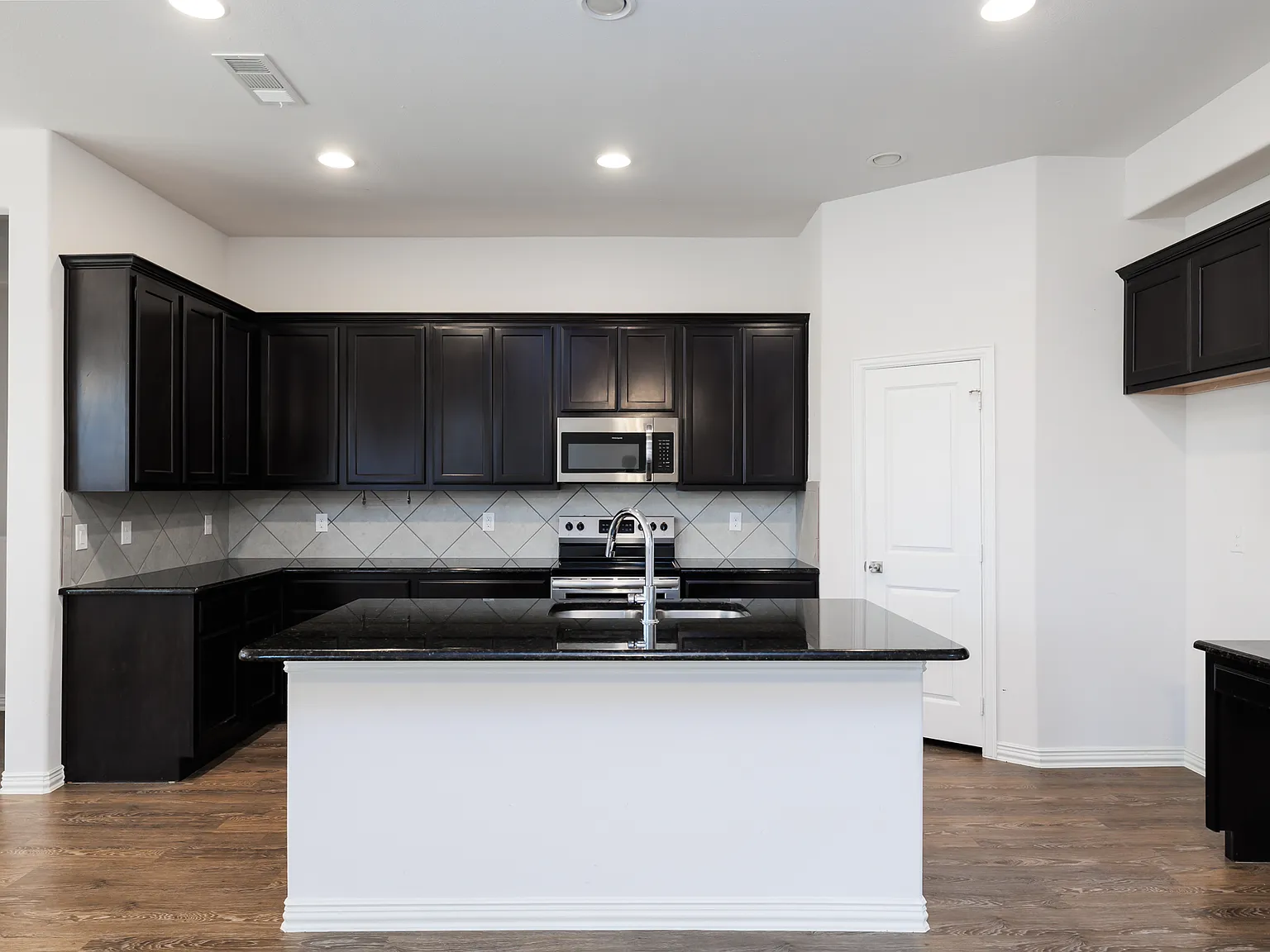 4 bed, 3.5 bath, 2614 sqft, $2,550 — Photo 2