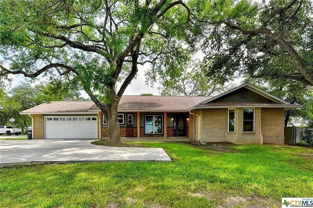 3 bed, 2.0 bath, 1828 sqft, $2,095 — Photo 1