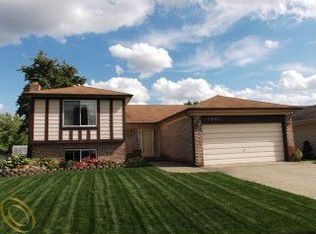 7860 Capri Dr, Canton, MI 48187