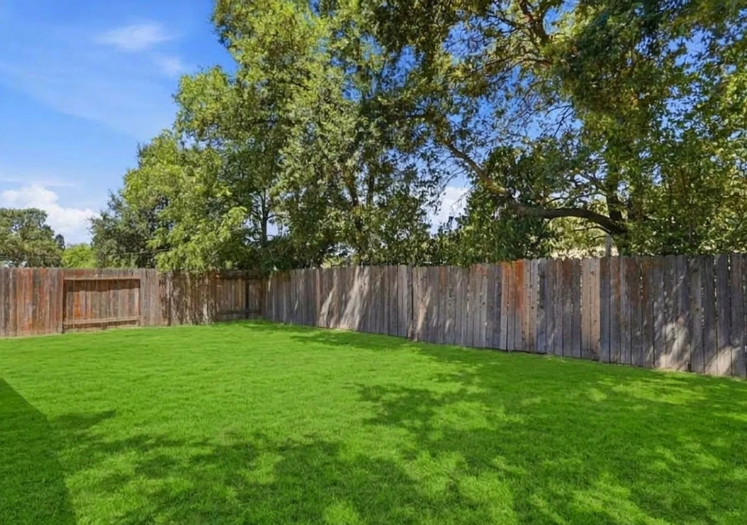 This bright and charming 3 Bedroom 2 bathroom Duplex in Sacramento with Move in special — Photo 4