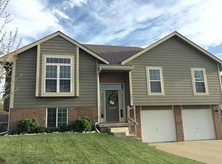 605 Meadowbrook Dr, Kearney, MO 64060