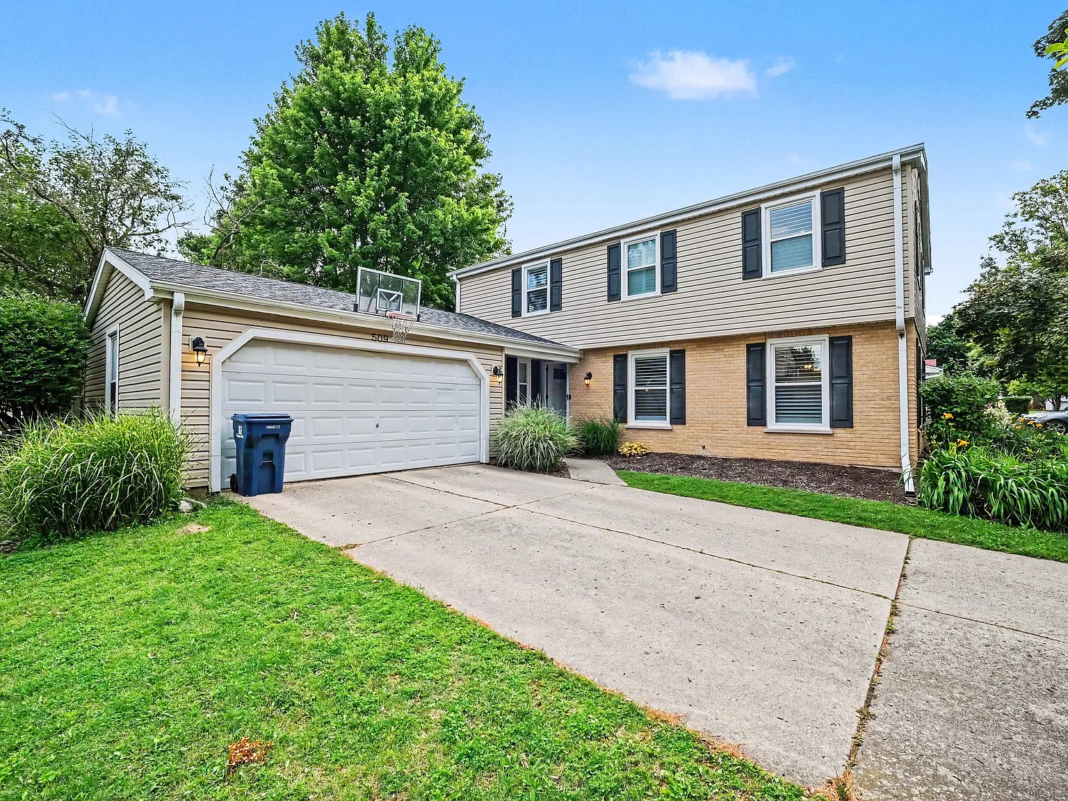 4 bed, 2.5 bath, 2559 sqft, $4,400 — Photo 3