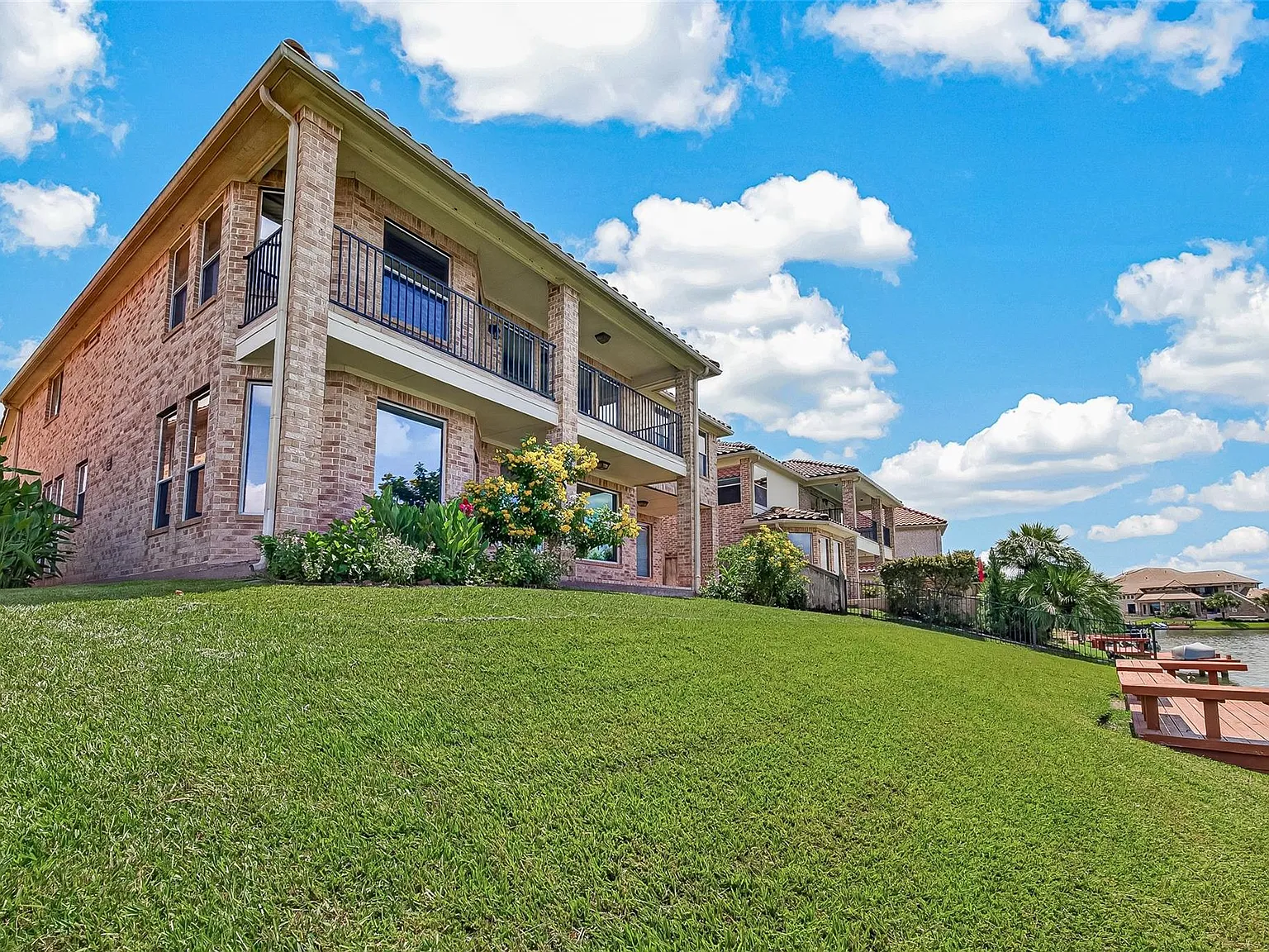 4 bed, 3.5 bath, 3951 sqft, $4,900 — Photo 3
