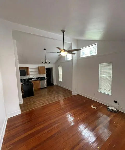 212 Comal St — Photo 2