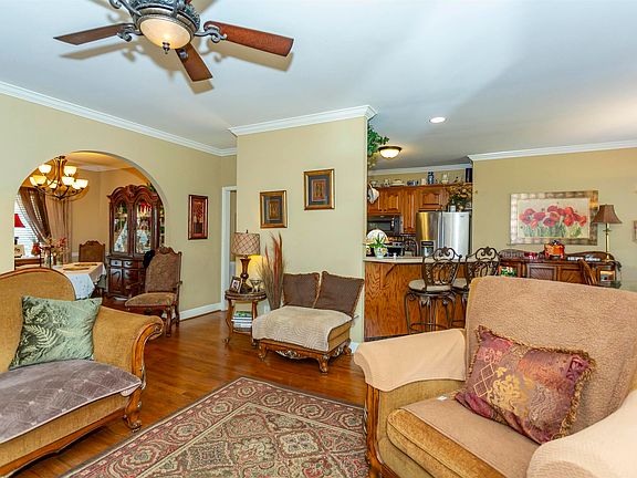 3rd image of 630 Tenbury Ln