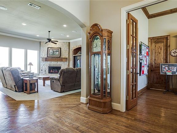 3rd image of 102 Yorkshire Dr