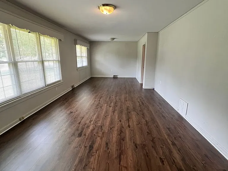 401 Shannon Way — Photo 3