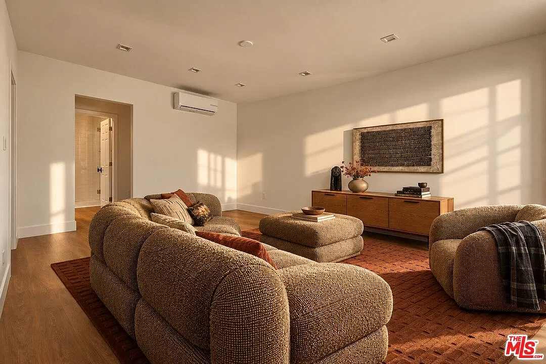 1 bed, 1.0 bath, $2,585 — Photo 1